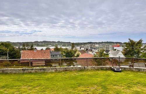 Haugesund Apartment | Apartment with garden and sea view