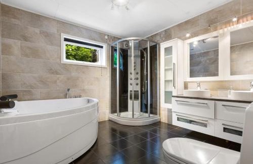 Midtsandan Apartment | Apartment with garden and large bathroom