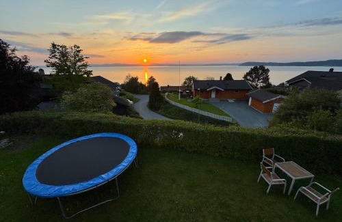 Midtsandan Apartment | Apartment with garden and large bathroom