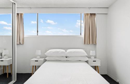 Manly Apartment | Apartment with Pool Access, a minute to the Beach