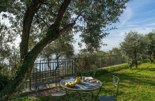 Poggio Favaro-San Bernardo Apartment | Apartment With Sea View, Private Garden, Bogliasco
