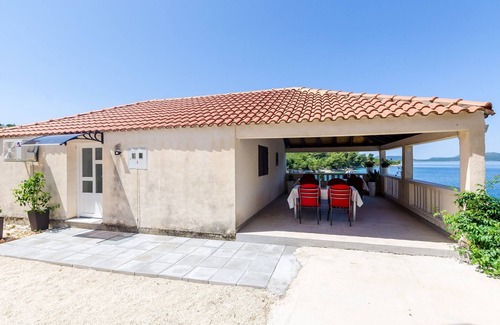 Krucica Apartment | Apartments Melany - Studio Apartment with Shared Terrace and Sea View