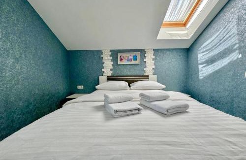 Sukhinovka Apartment | ApartPoltava Ексклюзивна МАНСАРДА з виходом на дах, НОВОБУДОВА, LED ДЗЕРКАЛО Корпусний парк