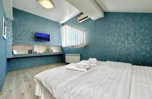 Sukhinovka Apartment | ApartPoltava Ексклюзивна МАНСАРДА з виходом на дах, НОВОБУДОВА, LED ДЗЕРКАЛО Корпусний парк