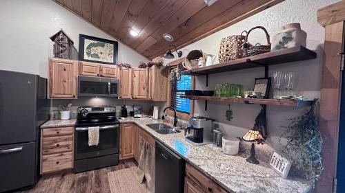 Murphy House | Appalachian Mountain Cabin-Updated-Private-Rafting on Ocoee River-Hiking-Waterfalls-WiFi-Pets OK