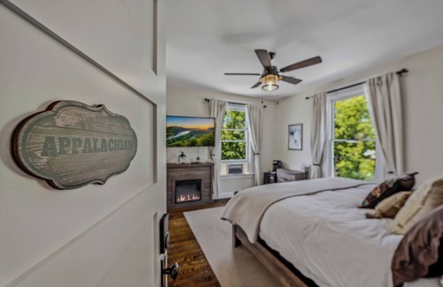 Berkeley Springs Bed & Breakfast | Appalachian Suite In Town!- The Grand Castalian Inn B&B