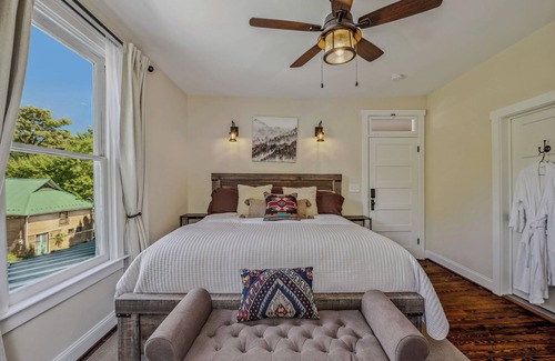 Berkeley Springs Bed & Breakfast | Appalachian Suite In Town!- The Grand Castalian Inn B&B