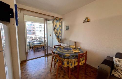 Saint-Nazaire Apartment | Appart 2 pièces, 6 couchages, parking, plage à proximité - FR-1-225D-194