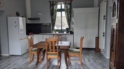 Gouarec House | APPART' DU CHEF DE GARE gîte à Gouarec au pied de la Vélodyssée