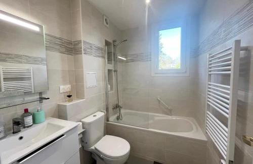 Maisons-Laffitte Apartment | Appart Laffitte joli T2 au coeur du parc & parking & RER pour Paris & La Défense