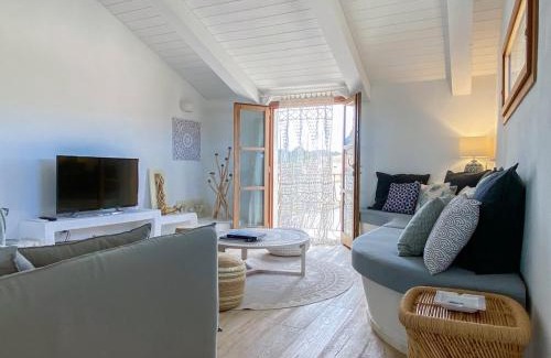 San Pantaleo Apartment | Appartamento bianco, centrale, parcheggio, ottimo per 4 persone