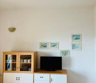 Gabicce Mare Apartment | APPARTAMENTO -F- VISTA MARE con due camere da letto-Residence Azzurro