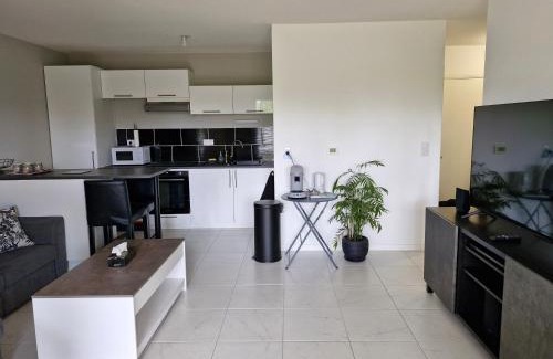 Floirac Apartment | Appartement à Floirac avec 2 chambres, un parking privé, une terrasse, à 5 minutes en voiture de l'Arkéa Arena de Bordeaux