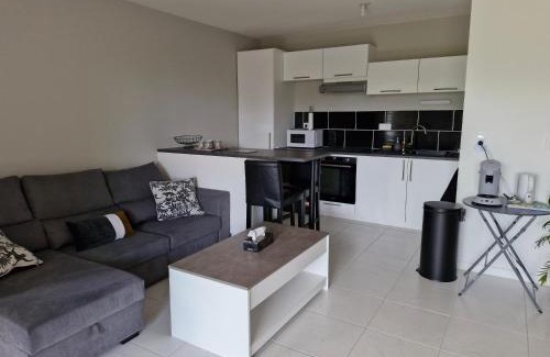 Floirac Apartment | Appartement à Floirac avec 2 chambres, un parking privé, une terrasse, à 5 minutes en voiture de l'Arkéa Arena de Bordeaux