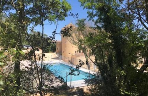 Lussan Apartment | Appartement 2ème étage 4 personnes dans Château avec piscine collective