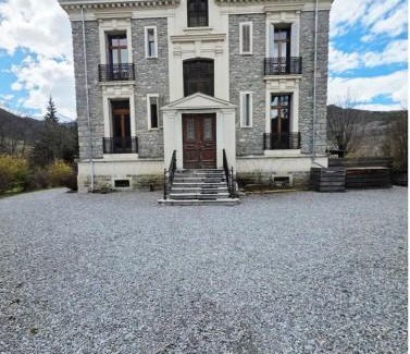 Barcelonnette Apartment | Appartement au rez de jardin d'une villa Mexicaine