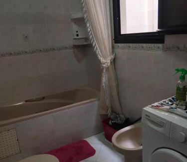Bni Makada Apartment | APPARTEMENT PROCHE BUS CTM 90M2 PROPRETE ET HYGIENE IRREPROCHABLE très bien équipé UNE CHAMBRE et 2 SALONS avec couchage seddari