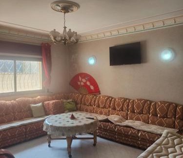 Bni Makada Apartment | APPARTEMENT PROCHE BUS CTM 90M2 PROPRETE ET HYGIENE IRREPROCHABLE très bien équipé UNE CHAMBRE et 2 SALONS avec couchage seddari