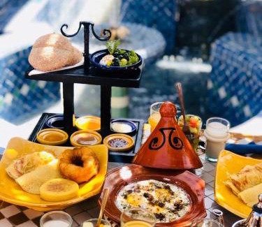 Bni Makada Apartment | APPARTEMENT PROCHE BUS CTM 90M2 PROPRETE ET HYGIENE IRREPROCHABLE très bien équipé UNE CHAMBRE et 2 SALONS avec couchage seddari