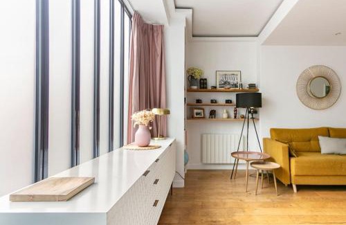 Suresnes Apartment | Appartement rénové une chambre avec espace de travail