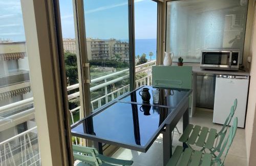 Cannes Apartment | Appartement rooftop, première ligne, vue mer, 50m de plage du Midi