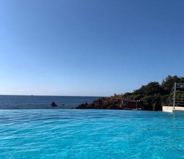 Le Trayas Apartment | appartement vue mer pieds dans l'eau piscine