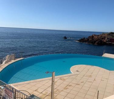 Le Trayas Apartment | appartement vue mer pieds dans l'eau piscine