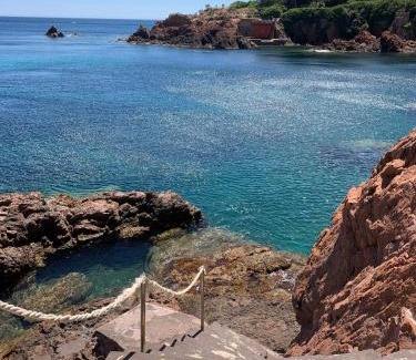 Le Trayas Apartment | appartement vue mer pieds dans l'eau piscine