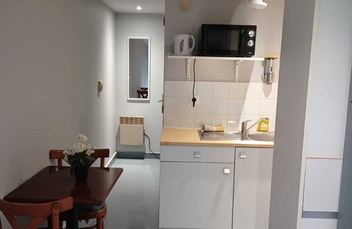 Persan Hotel | Apparthotel Area, Studios avec Salles de bains et kitchenettes privatives et Chambres avec cuisine et salle de bains communes