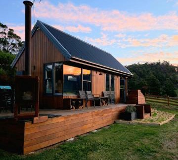 Huon Valley Villa | Appledore - Cabin in the Valley
