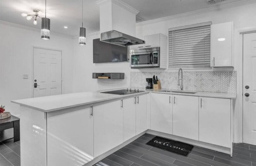 Parkland Estates Apartment | APT C HydePark Bayshore Blvd