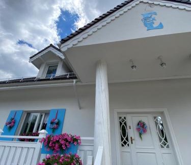 Karpacz Apartment | Apt FIONA2 Centrum700m Parking Bezpłatny Monitorowany Salon TV Sypialnia Tv Łazienka Kuchnia Rekuperacja