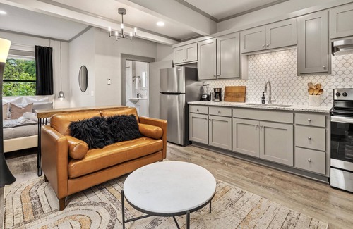 Fayetteville Apartment | Apt on Town Square - Ultimate DT Fay Location!