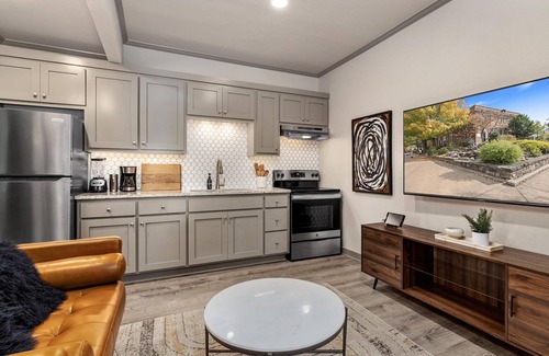 Fayetteville Apartment | Apt on Town Square - Ultimate DT Fay Location!