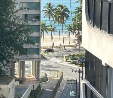 Pitangueiras Apartment | Apto Pitangueiras Enorme 150m2, 200m da praia, vista, 2 vagas carro, piscina, servico praia, 3 quartos com ar condicionado e 3 banheiros