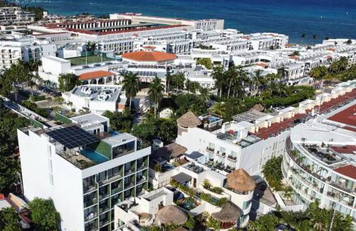 Downtown Apartment | Apts 200m from beach sleeps 10