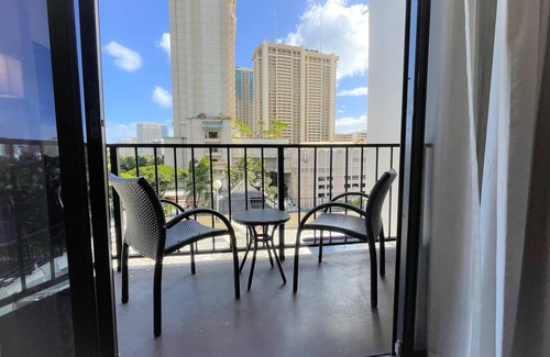 Waikiki Condo | Aqua Palms 306 Condo by RedAwning