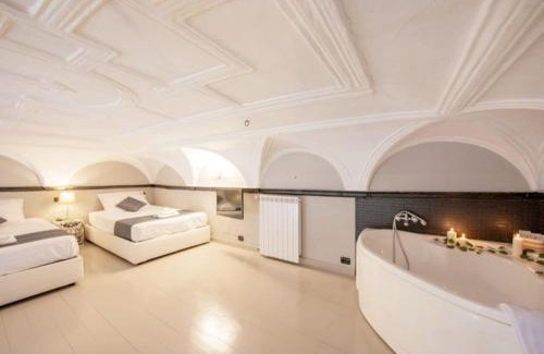 Genoa Historical Centre Apartment | (Aquarium) Elegant Two-Level Apartment with In-Room Tub