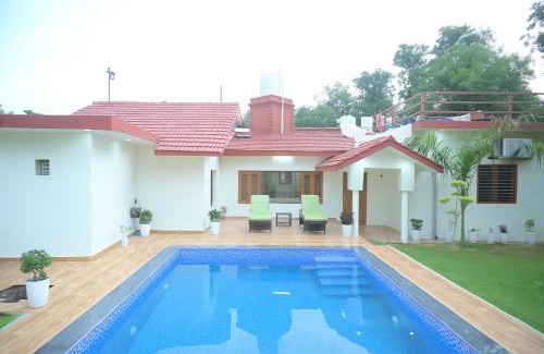 Taoru Villa | Aravali Farm Gurgaon, 3 Bedroom Villa with Lawn Barbeque Grill and Pool