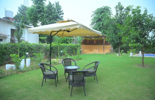 Taoru Villa | Aravali Farm Gurgaon, 3 Bedroom Villa with Lawn Barbeque Grill and Pool