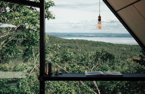 Les Eboulements Cabin | Architecture and design awards winning cabin with hot tubs and sauna.