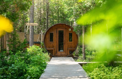 Les Eboulements Cabin | Architecture and design awards winning cabin with hot tubs and sauna.