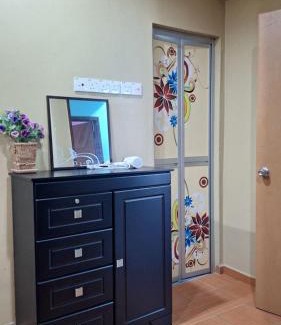 Taman Tanjung House | ARIAN'S PRIVATE APARMENT glory beach resort