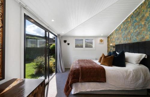 Arrowtown House | Arrowtown Luxury Escape Hot Tub Central Heating