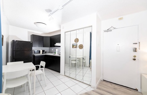 Flamingo/Lummus Apartment | Art Deco Ocean Walk Apartments
