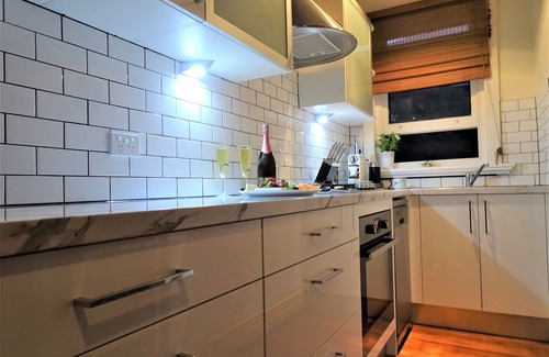 Glandore House | ArtDeco Comfy 3BR Retreat near Airport-City-Coast