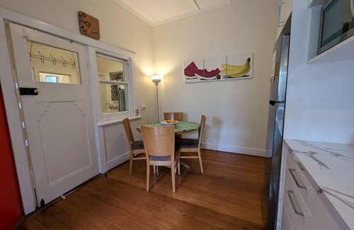 Glandore House | ArtDeco Comfy 3BR Retreat near Airport-City-Coast