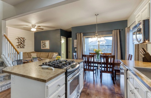 Larkspur House | Artful Adventure! 4BD Cozy Family Retreat for 10!