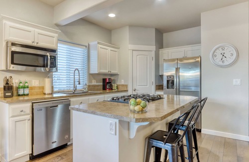 Larkspur House | Artful Adventure! 4BD Cozy Family Retreat for 10!