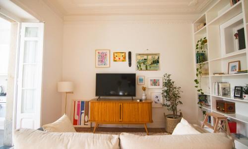 Alcantara Apartment | Artist's Retreat near the Riverside with AC